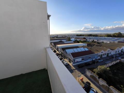 APARTAMENTO T1+1 - COM DUAS VARANDAS - VISTA RIO - ÚLTIMO ANDAR - MOBILADO - EM VILA REAL DE SANTO ANTONIO