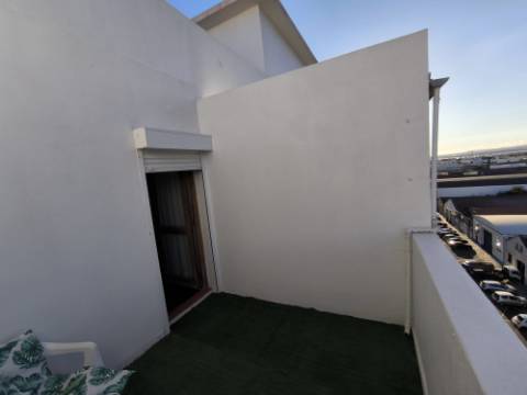 APARTAMENTO T1+1 - COM DUAS VARANDAS - VISTA RIO - ÚLTIMO ANDAR - MOBILADO - EM VILA REAL DE SANTO ANTONIO