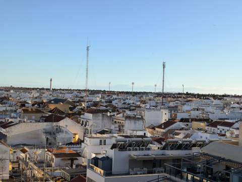 APARTAMENTO T1+1 - COM DUAS VARANDAS - VISTA RIO - ÚLTIMO ANDAR - MOBILADO - EM VILA REAL DE SANTO ANTONIO