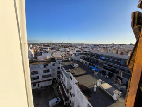 APARTAMENTO T1+1 - COM DUAS VARANDAS - VISTA RIO - ÚLTIMO ANDAR - MOBILADO - EM VILA REAL DE SANTO ANTONIO