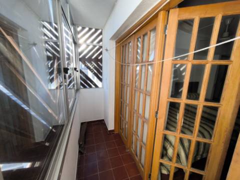 APARTAMENTO T1+1 - COM DUAS VARANDAS - VISTA RIO - ÚLTIMO ANDAR - MOBILADO - EM VILA REAL DE SANTO ANTONIO