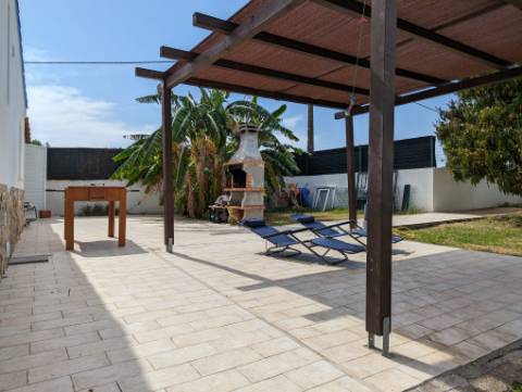 Moradia V3 com logradouro e terreno para arrendamento temporário a 2 km da praia de Altura, Algarve