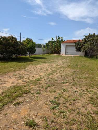 Moradia V3 com logradouro e terreno para arrendamento temporário a 2 km da praia de Altura, Algarve