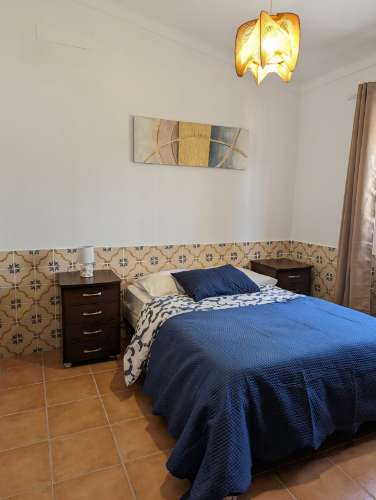 Moradia V3 com logradouro e terreno para arrendamento temporário a 2 km da praia de Altura, Algarve