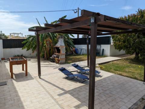 Moradia V3 com logradouro e terreno para arrendamento temporário a 2 km da praia de Altura, Algarve