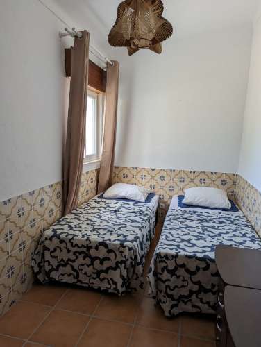 Moradia V3 com logradouro e terreno para arrendamento temporário a 2 km da praia de Altura, Algarve