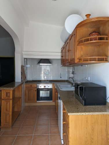 Moradia V3 com logradouro e terreno para arrendamento temporário a 2 km da praia de Altura, Algarve