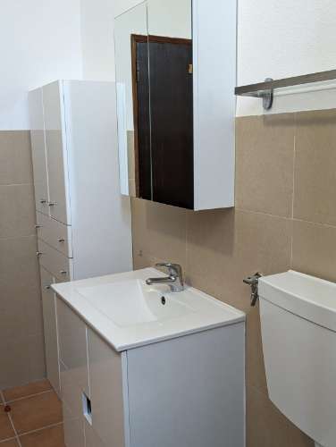 Moradia V3 com logradouro e terreno para arrendamento temporário a 2 km da praia de Altura, Algarve