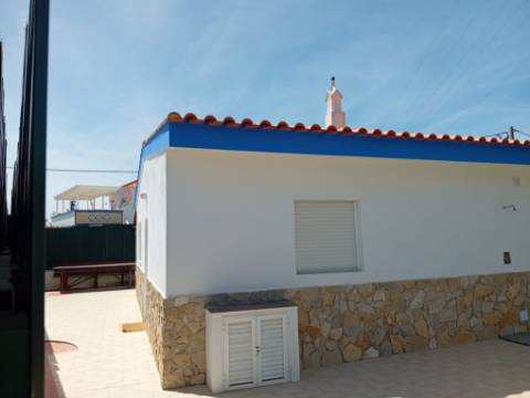 Moradia V3 com logradouro e terreno para arrendamento temporário a 2 km da praia de Altura, Algarve