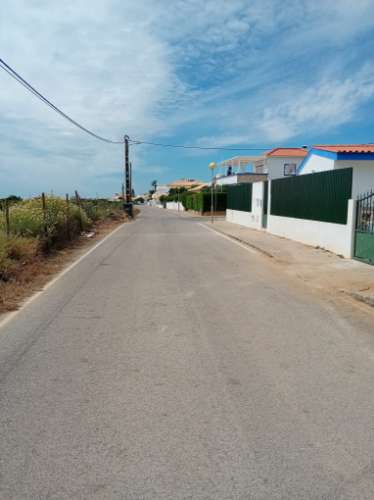 Moradia V3 com logradouro e terreno para arrendamento temporário a 2 km da praia de Altura, Algarve