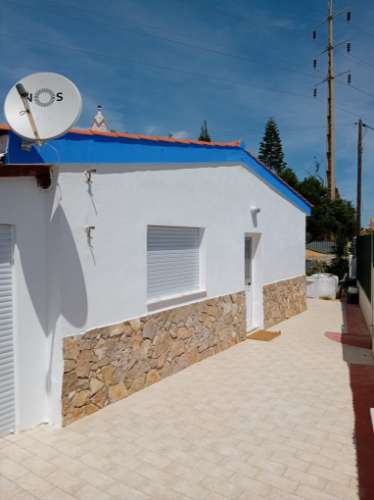 Moradia V3 com logradouro e terreno para arrendamento temporário a 2 km da praia de Altura, Algarve