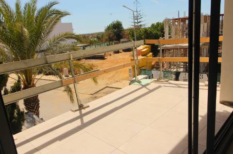 Apartamento T3 de 1.º andar, com vista mar e estacionamento, a 1 minuto do Centro Comercial Tavira Plazza, Tavira