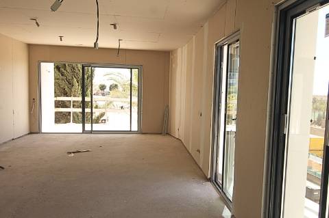 Apartamento T3 de 1.º andar, com vista mar e estacionamento, a 1 minuto do Centro Comercial Tavira Plazza, Tavira