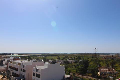 Apartamento T3, top floor, com terraço privado e fabulosa vista de mar e de cidade, elevador e garagem fechada (box) na cave, Tavira