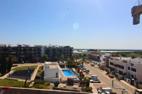 Apartamento T3, top floor, com terraço privado e fabulosa vista de mar e de cidade, elevador e garagem fechada (box) na cave, Tavira