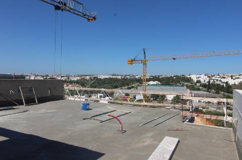 Apartamento T3, top floor, com terraço privado e fabulosa vista de mar e de cidade, elevador e garagem fechada (box) na cave, Tavira