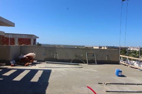 Apartamento T3, top floor, com terraço privado e fabulosa vista de mar e de cidade, elevador e garagem fechada (box) na cave, Tavira