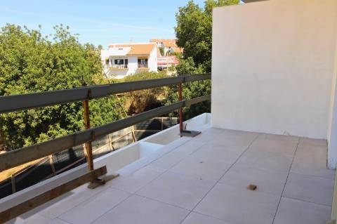 Apartamento T3, top floor, com terraço privado e fabulosa vista de mar e de cidade, elevador e garagem fechada (box) na cave, Tavira