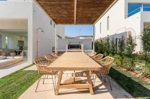 Moradia Moderna com Vista Mar em Santa Bárbara de Nexe