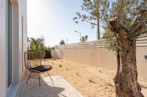 Moradia Moderna com Vista Mar em Santa Bárbara de Nexe