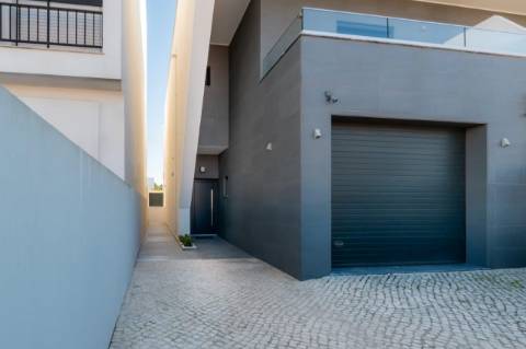 Moradia T3+1 Duplex com Piscina Privada em Vila Real de Santo António
