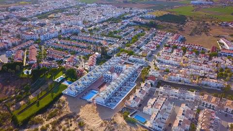 T1+3 Duplex com Garagem e Acesso Direto à Praia - Manta Rota