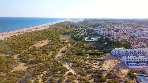 T1+3 Duplex com Garagem e Acesso Direto à Praia - Manta Rota