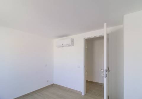 T1+3 Duplex com Garagem e Acesso Direto à Praia - Manta Rota