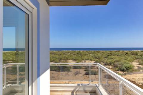 T1+3 Duplex com Garagem e Acesso Direto à Praia - Manta Rota