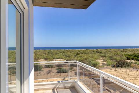 T1+3 Duplex com Garagem e Acesso Direto à Praia - Manta Rota