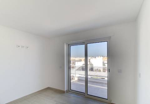 T1+3 Duplex com Garagem e Acesso Direto à Praia - Manta Rota