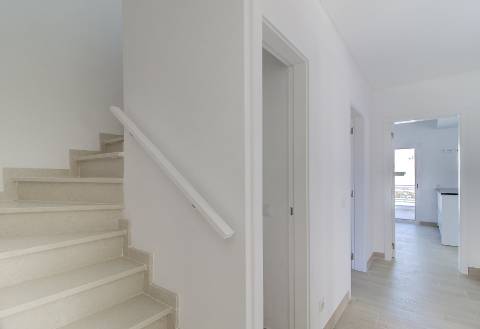 T1+3 Duplex com Garagem e Acesso Direto à Praia - Manta Rota