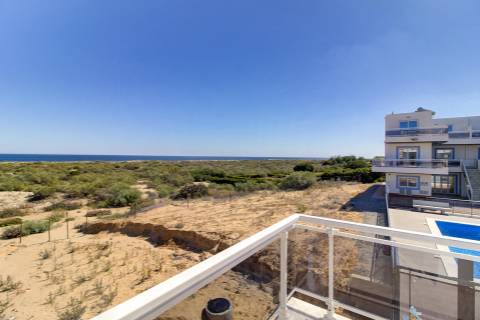 T0+1 com parqueamento e Acesso Direto à Praia - Manta Rota