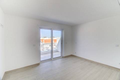 T1+3 Duplex com Garagem e Acesso Direto à Praia - Manta Rota