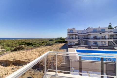 T1+3 Duplex com Garagem e Acesso Direto à Praia - Manta Rota