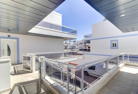 T1+3 Duplex com Garagem e Acesso Direto à Praia - Manta Rota