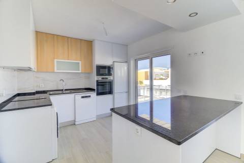 T1+3 Duplex com Garagem e Acesso Direto à Praia - Manta Rota