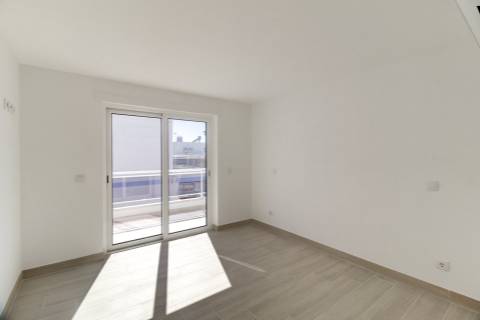 T1+3 Duplex com Garagem e Acesso Direto à Praia - Manta Rota