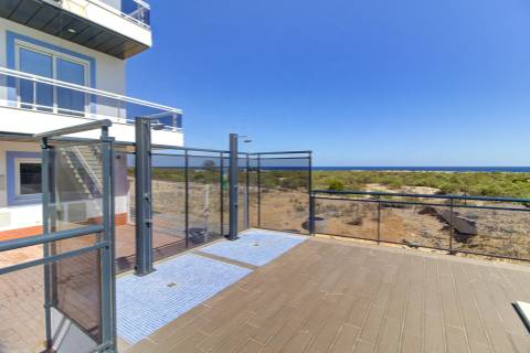 T1+3 Duplex com Garagem e Acesso Direto à Praia - Manta Rota