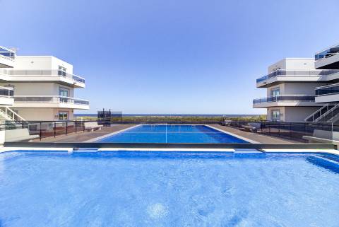 T1+3 Duplex com Garagem e Acesso Direto à Praia - Manta Rota