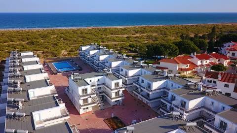 T0+1 com parqueamento e Acesso Direto à Praia - Manta Rota