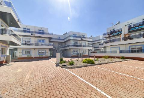 T1+3 Duplex com Garagem e Acesso Direto à Praia - Manta Rota