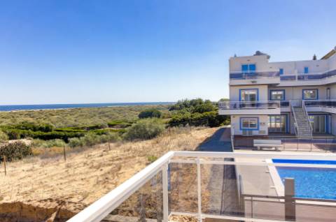 T1+3 Duplex com Garagem e Acesso Direto à Praia - Manta Rota