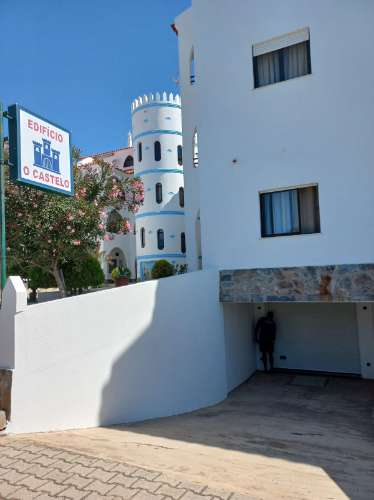 Estacionamento coberto e fechado situado em Vila Nova de Cacela