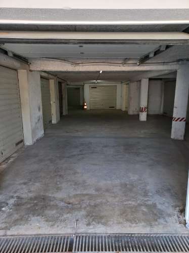 Estacionamento coberto e fechado situado em Vila Nova de Cacela