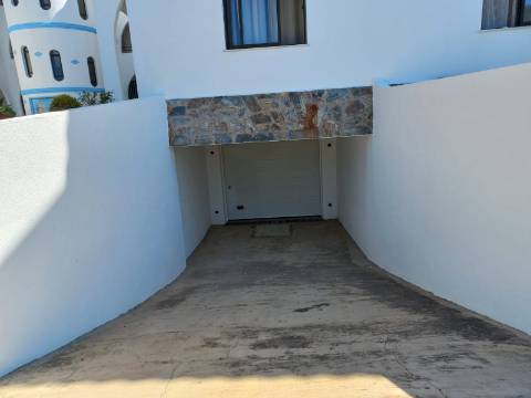 Estacionamento coberto e fechado situado em Vila Nova de Cacela