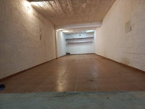 Estacionamento coberto e fechado situado em Vila Nova de Cacela