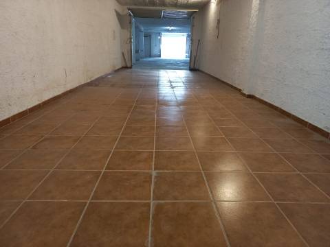 Estacionamento coberto e fechado situado em Vila Nova de Cacela