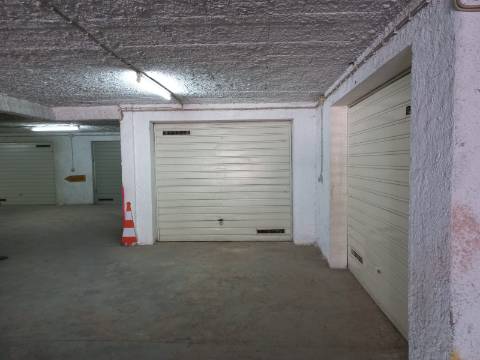 Estacionamento coberto e fechado situado em Vila Nova de Cacela