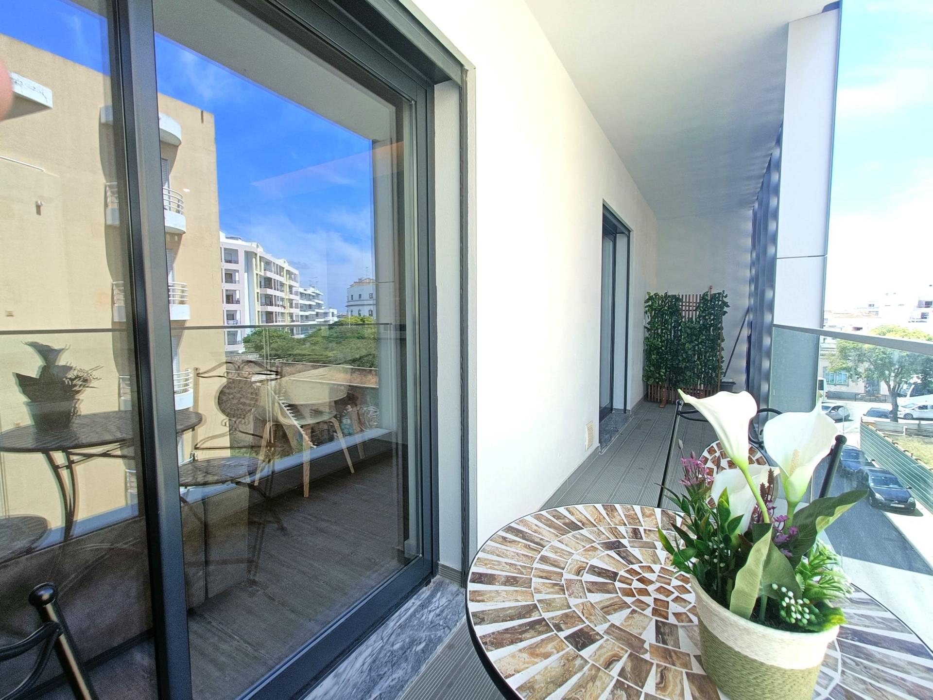 Apartamento moderno na Baixa de Olhão, com piscina e vista deslumbrante.